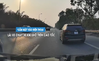 Nữ tài xế vừa lái xe vừa bấm điện thoại, chạy 30 km/giờ trên cao tốc