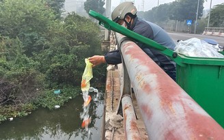 Cúng ông Táo: Ý thức bỏ túi ni lông vào thùng rác nhưng vẫn còn bát hương dưới sông