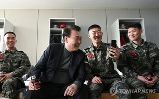 Tổng thống Hàn Quốc thăm binh sĩ, ra lệnh đáp trả ngay nếu bị khiêu khích