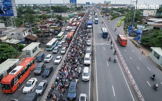 Người dân du xuân, giao thông xuất hiện tình trạng ùn ứ ngày mùng 3 tết