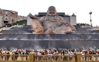 Hàng trăm ngàn du khách đi cáp treo lên núi Bà Đen hành hương mùng 4 tết