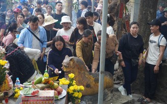 Tái diễn cảnh chen nhau xức dầu lên tượng 'hổ thần' ở chùa Hương Tích