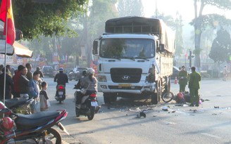 Kon Tum: Tai nạn giữa xe máy và xe tải lúc rạng sáng, 2 người tử vong