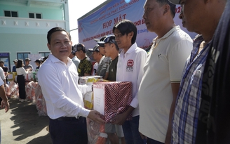 Kiên Giang: Tặng quà ngư dân trước chuyến xuất hành ra biển đầu năm