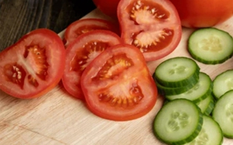 Bác sĩ 24/7: Ăn dưa leo với cà chua, ớt sẽ khiến cơ thể không hấp thụ vitamin C?