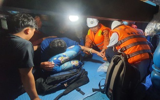 Cứu ngư dân Quảng Ngãi bị suy hô hấp tại vùng biển Hoàng Sa