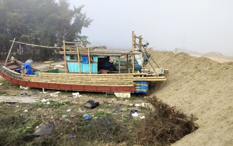 Nhà thầu đổ cát chặn đường đi biển của ngư dân