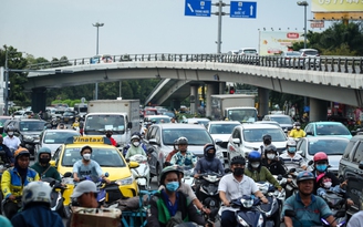 26 tháng chạp: Cửa ngõ sân bay Tân Sơn Nhất đông nghẹt xe cộ, có lúc kẹt cứng