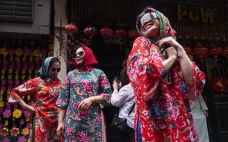 Người Hà Nội nô nức chụp ảnh xuân ở 'ngã tư quốc tế'