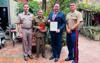 Đại sứ Mỹ trao trả nhật ký cho cựu chiến binh Việt Nam