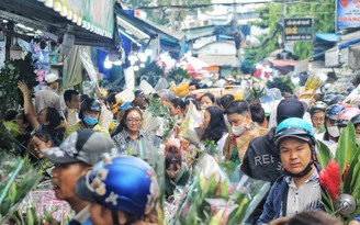 Sáng 29 tết chợ hoa lớn nhất TP.HCM 'kẹt cứng': Đông nghẹt người mua hoa cho giao thừa