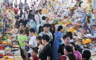 29 tết: Chật cứng người nước ngoài đến chợ Hàn mua sắm