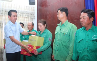 Phó trưởng ban Nội chính T.Ư Võ Văn Dũng tặng quà tết cho công nhân Bạc Liêu
