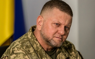 'Thiết tướng quân' Zaluzhny cảnh báo viện trợ giảm sút, khuyến khích vũ khí không người lái