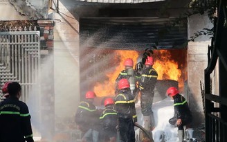 Nhà kho tại Bình Phước cháy lớn, 1 người bị thương