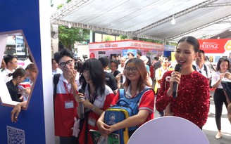 Bùi Quỳnh Hoa làm MC, đố vui cùng sinh viên tại Hội Báo toàn quốc 2024
