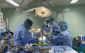 Phẫu thuật xuyên đêm cứu bệnh nhân bị khối u tim 'khổng lồ'