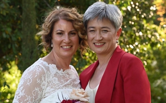 Ngoại trưởng Úc kết hôn với bạn đời cùng giới