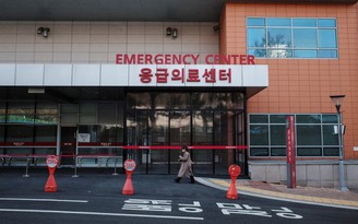Hàn Quốc lần đầu đình chỉ giấy phép bác sĩ đình công