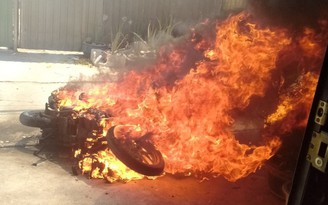 Làm rõ vụ châm lửa đốt xe máy tại hẻm đường Nguyễn Thị Tú