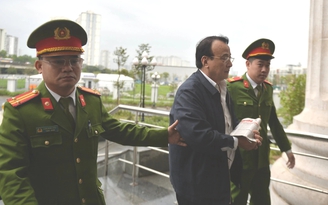 Cảnh sát dẫn giải Chủ tịch Tập đoàn Tân Hoàng Minh tới tòa