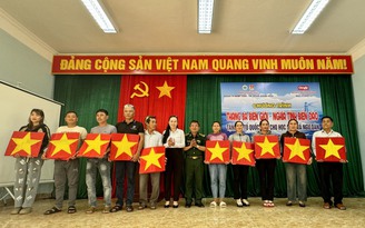 Biên phòng Phú Yên tặng cờ Tổ quốc cho ngư dân vươn khơi bám biển