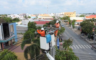 Tiết kiệm điện mùa nắng nóng: Cần sự chung tay của khách hàng