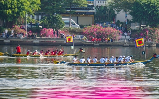 Bình Định: Các đội đua thuyền bám đuổi quyết liệt trên hồ Đống Đa