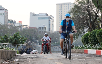 Hàng rào bỗng biến mất, xe máy 'lao' vào đường dành riêng cho xe đạp