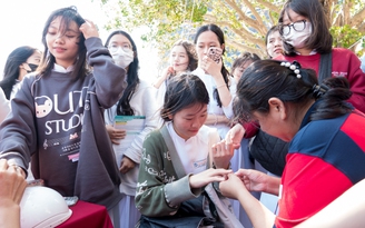 Đến nghe tư vấn mùa thi, học sinh được làm nail, tranh tài đấu robot