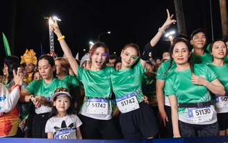 Những bóng hồng trên cung đường ánh sáng của VPBank VnExpress Marathon Ho Chi Minh City Midnight