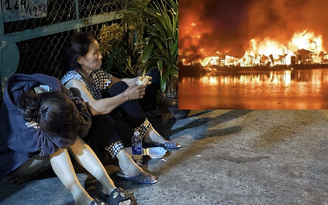 'Biển lửa' đỏ rực bao trùm dãy nhà kênh Đôi, nhiều người cay đắng: 'Mất trắng rồi!'