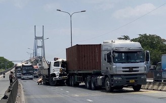 Xe tải mất thắng húc xe container trên cầu Phú Mỹ