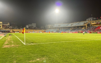 Bóng đá Việt Nam cần làm lại: Không có bóng đá đẹp trên mặt sân xấu
