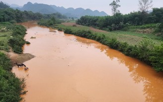 Nghệ An: Truy tìm nguyên nhân khiến nước sông Nậm Tôn chuyển màu đỏ