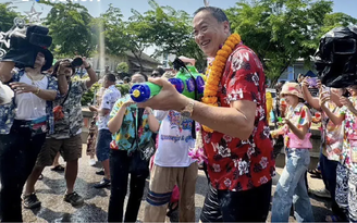 Thủ tướng Thái Lan bắn súng nước trong lễ hội Songkran