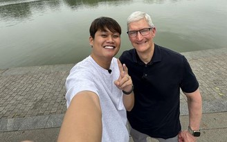 Reviewer Duy Thẩm cùng CEO Tim Cook đi dạo Hồ Gươm: 'Tôi rất tự hào'