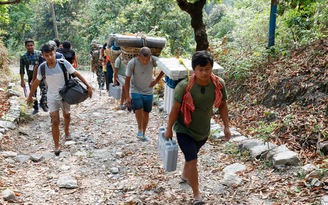 Bầu cử Ấn Độ: trèo đèo lội suối mang thùng phiếu tới cử tri vùng xa