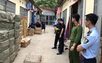 Tạm giữ 40.000 sản phẩm nghi nhập lậu trong 2 kho hàng 'khủng' ở Lạng Sơn