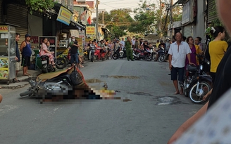 Người đàn ông ngã vào bánh xe máy cày chở vật liệu xây dựng