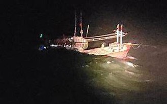 Giông lốc nhấn chìm tàu cá, 4 ngư dân mất tích