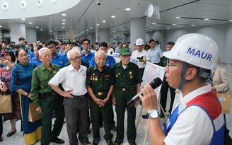 Các nhân chứng lịch sử trận đánh Điện Biên Phủ xúc động đi metro số 1