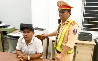 CSGT Quảng Ngãi phối hợp chặn bắt người đàn ông trốn truy nã