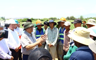 Thủ tướng thăm người dân vùng hạn hán ở Ninh Thuận
