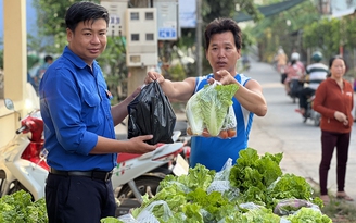Đổi rác thải nhựa lấy rau xanh, gây quỹ giúp học sinh nghèo