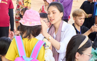 Hoa hậu Bùi Quỳnh Hoa tặng nước ngọt cho bà con bị hạn mặn