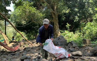 Chuyện tử tế: Người đàn ông nhặt rác ở thác Vực Hòm
