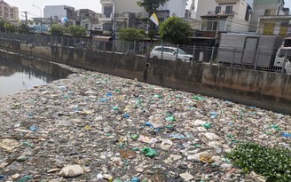 Xà bần, rác thải đổ đầy trên những bờ kênh