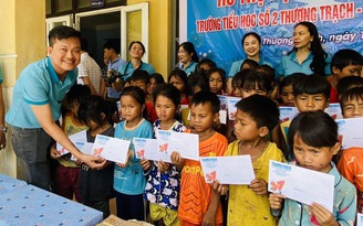 Tặng quà cho học sinh vùng cao Quảng Bình