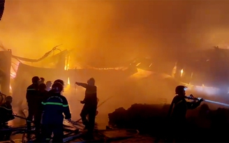 An Giang: Cháy kho phế liệu, hàng trăm người tham gia dập lửa